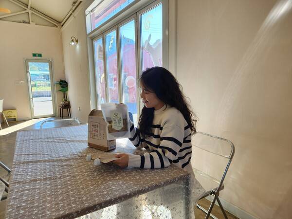 귀리에 대해 설명하고 있는 박정윤 대표. 이정준 기자