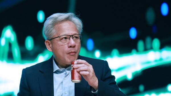 젠슨 황 엔비디아 최고경영자가 지난 10월31일 경북 경주 예술의전당 원화홀에서 열린 2025년 아시아태평양경제협의체(APEC) 경주 엔비디아 기자간담회에서 질문을 듣고 있다. 연합뉴스