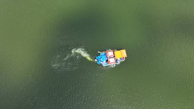 지난 3일 김해시 상동면 매리취수장 앞 녹조가 발생한 낙동강에서 녹조제거선이 운영되고 있다./경남신문DB/