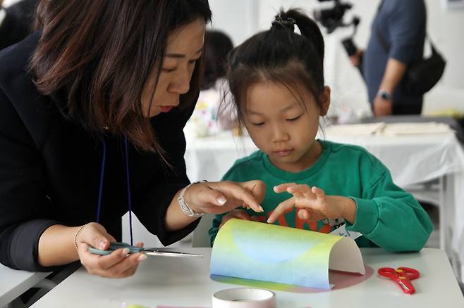 강사와 체험에 참여한 어린이 ⓒ제주의소리