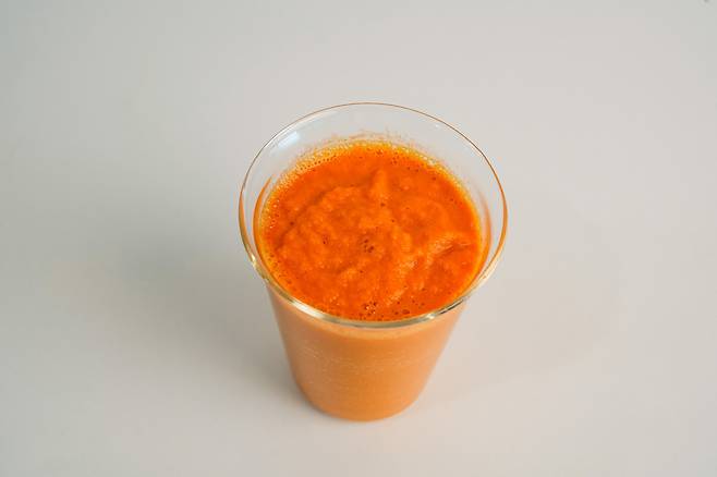 주황색 스무디가 담긴 컵