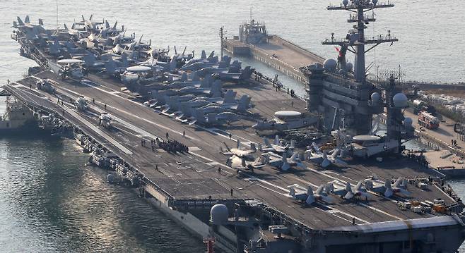 미국 해군 핵추진 항공모함 ‘조지워싱턴함’(CVN-73)이 5일 오전 부산 남구 해군작전사령부 부산작전기지에 입항하고 있다. (사진=뉴스1)