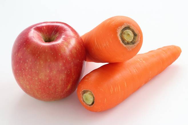 사과, 배, 당근, 고구마 같은 천연 식품에서 얻는 당분은 체내 흡수가 완만하고 비타민, 식이섬유까지 함께 섭취할 수 있다. 사진= 게티이미지뱅크