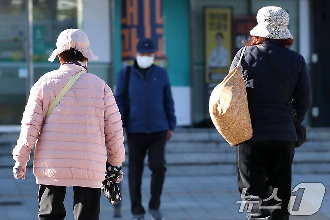 10월 28일 오전 대구 수성구 달구벌대로에서 겨울 외투 차림에 모자와 마스크를 쓴 시민들이 발걸음을 재촉하고 있다./뉴스1 ⓒ News1 공정식 기자