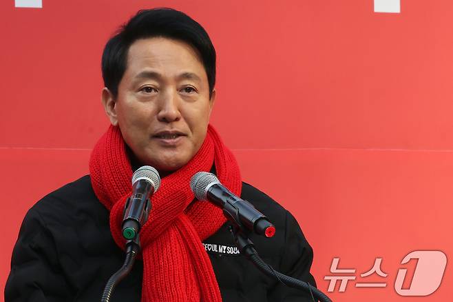 오세훈 서울시장이 지난 4일 오전 서울 청계광장에서 열린 '2025 굿피플 사랑의 희망박스 박싱데이'에서 축사를 하고 있다. 2025.11.4/뉴스1 ⓒ News1 황기선 기자