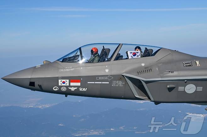 손석락 공군참모총장이 5일 사천기지에서 취임 후 첫 지휘비행으로 KF-21 전투기에 탑승해 태극기를 펼쳐보이고 있다. (공군 제공. 재판매 및 DB금지) 2025.11.5/뉴스1