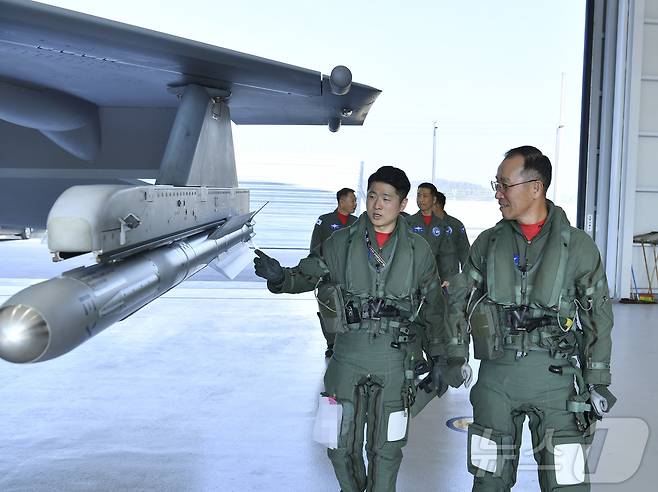 손석락 공군참모총장이 5일 사천기지에서 취임 후 첫 지휘비행으로 KF-21 전투기 시험비행에 앞서 기체를 점검하고 있다 (공군 제공. 재판매 및 DB금지) 2025.11.5/뉴스1