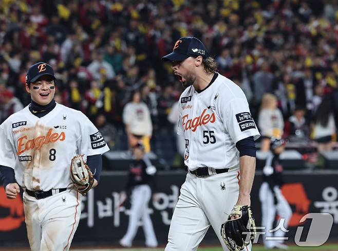 한화 이글스 3루수 노시환(왼쪽)과 외국인 투수 라이언 와이스. 2025.10.30/뉴스1 ⓒ News1 구윤성 기자
