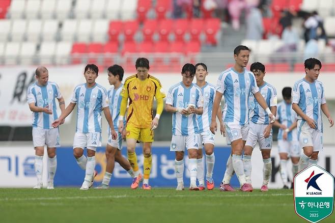 고개 숙인 울산 HD 선수들. (한국프로축구연맹 제공)
