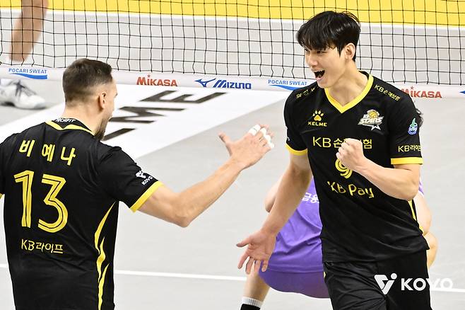 임성진(오른쪽)과 비예나. 사진 | 한국배구연맹