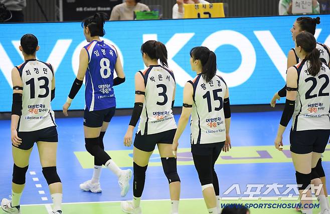 4일 수원체육관에서 열린 V리그 현대건설-IBK기업은행전. 1세트를 내 준 기업은행 선수들이 아쉬워하고 있다. 수원=정재근 기자 cjg@sportschosun.com/2025.11.4/