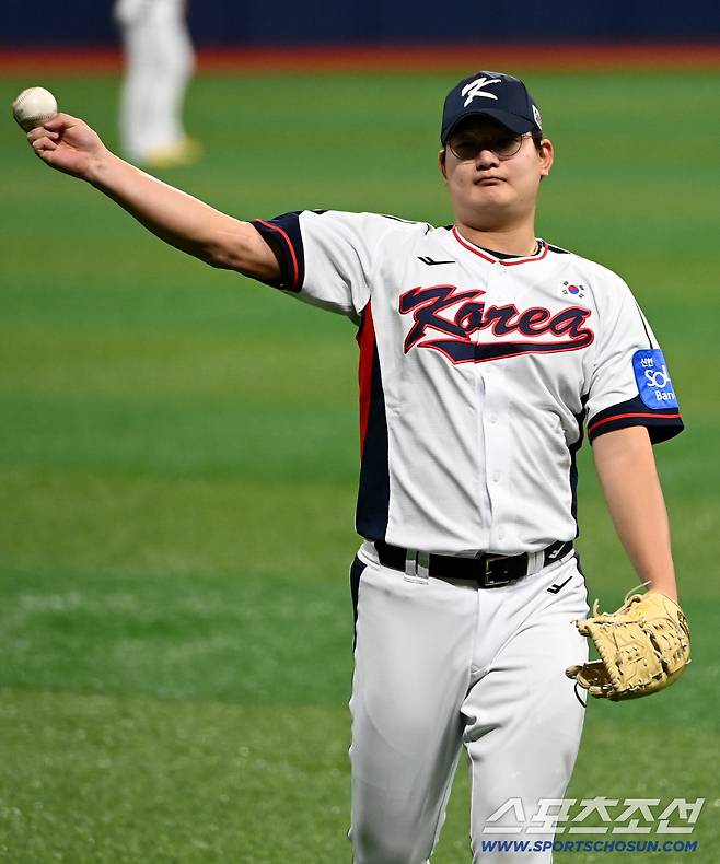 대한민국 야구대표팀이 4일 고척스카이돔에서 훈련을 가졌다. 김서현이 캐치볼을 하고 있다. 고척=허상욱 기자wook@sportschosun.com/2025.11.04/