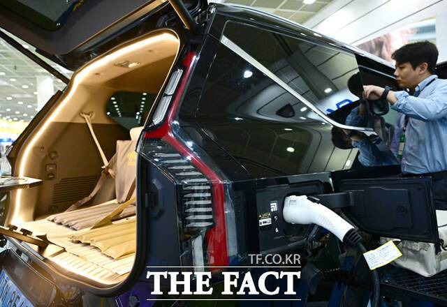 4일 한국자동차모빌리티산업협회(KAMA)에 따르면 올해 1~3분기 현대차·기아·제너럴 모터스 한국사업장(한국GM)·르노코리아·KG모빌리티(KGM) 등 완성차 5개 사의 친환경차 판매는 41만7838대로 집계됐다. 국내 대표 전기차 전시회 'EV트렌드코리아 2025' 개막식 모습. /이새롬 기자