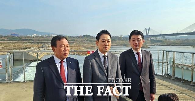 사진 왼쪽부터 최민호 세종시장과 장동혁 국민의힘 당대표, 이준배 국민의힘 세종시당위원장이 세종보현장에서 기자들의 질문에 답을 하고 있다. /김형중 기자