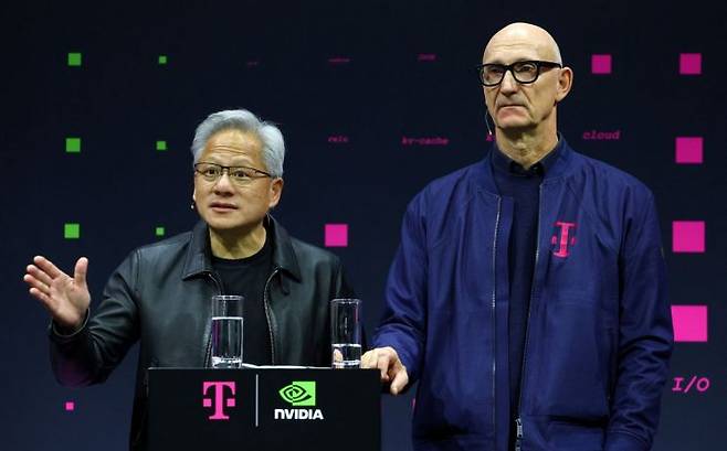 젠슨 황 엔비디아 최고경영자(CEO·왼쪽)와 팀 회트게스 도이체텔레콤 CEO가 4일(현지시간) 독일 베를린에서 열린 기자회견에서  '산업용 AI 클라우드' 프로젝트를 소개하고 있다. 로이터연합뉴스