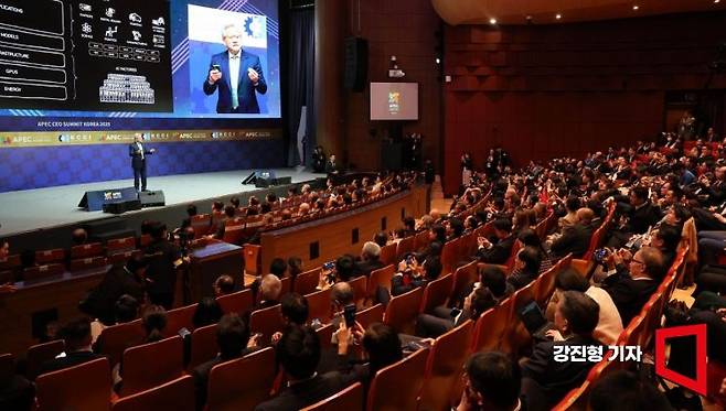 젠슨 황 엔비디아 CEO가 31일 오후 경북 경주예술의전당에서 열린 아시아태평양경제협력체(APEC) 최고경영자(CEO) 서밋(Summit)에서 연설하고 있다. 2025.10.31 강진형 기자