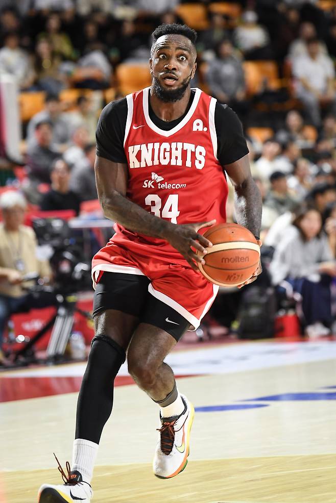서울 SK의 자밀 워니가 4일 부산 KCC와의 프로농구 홈 경기에서 드리블을 하는 모습. /KBL