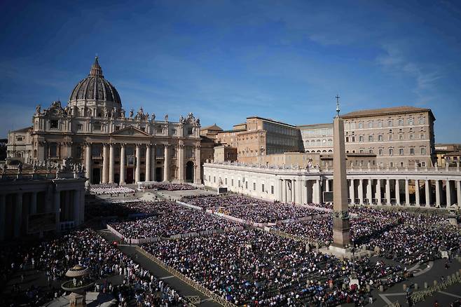 지난 1일 바티칸 성베드로광장에서 거행된 모든 성인 대축일 미사에서 레오 14세 교황이 ‘교육계 희년'(Jubilee of the Educational World) 참가자들과 함께 미사를 주례하고 있다. /AP 연합뉴스