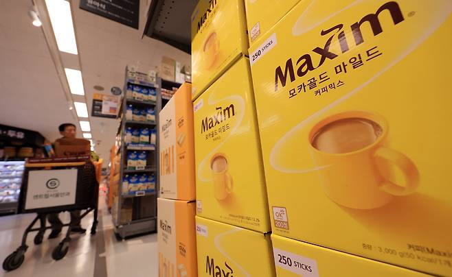 지난달 30일 서울 시내 한 마트에 믹스커피 제품들이 진열돼 있는 모습. 해당 사진은 기사 내용과 무관. /뉴스1