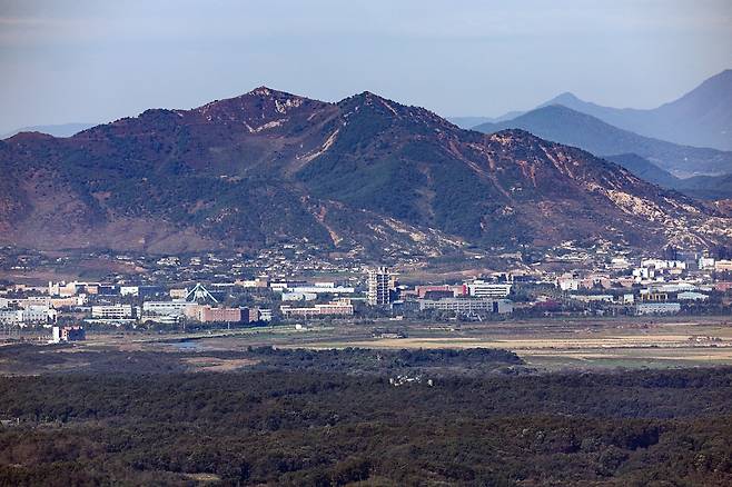 파주시 접경지역에서 바라본 서부전선 비무장지대(DMZ)와 개성공단 일대/연합뉴스