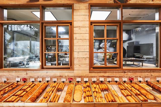 삼진어묵 부산역광장점에 진열된 어묵들./삼진식품 제공