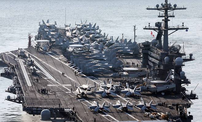 미국 해군 7함대 소속 핵추진 항공모함 ‘조지 워싱턴함(CVN-73)’이 5일 오전 부산 남구 해군작전사령부 부산작전기지에 입항하고 있다.    니미츠급(10만t급)인 이 핵항모는 길이 333m, 폭 76.8m, 비행갑판 면적은 축구장 3배 규모이며, 승조원은 6000여 명이다. 특히 최신예 스텔스 전투기 F-35C와 슈퍼호넷 전투기(F/A-18), 호크아이 조기경보기(E-2C), 해상작전헬기 등 항공기 80여 대를 탑재히고 있어 ‘떠다니는 군사기지’로 불린다. 2025.11.05. 뉴시스