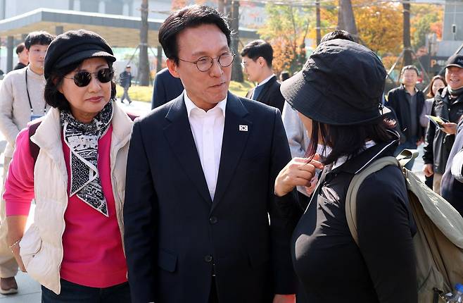 김민석 국무총리가 5일 오후 서울 종로구 광화문광장에서 열린 ‘개발협력주간 홍보존’을 방문해 시민들과 대화하고 있다. 2025.11.05. 뉴시스