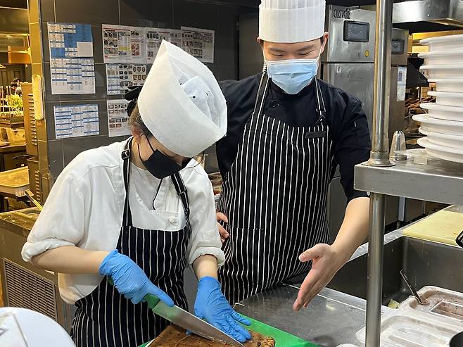 애슐리퀸즈 주방 관리자. 이랜드이츠