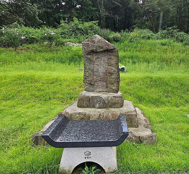 1936년 12월 경성부가 남산주회도로 개통에 맞춰 기존 이태원 묘지의 무연고 묘를 망우리로 이장한 뒤 세운 ‘이태원묘지무연분묘합장비’. 현재 서울 중랑구 망우역사문화공원 안에 있다. 염복규 교수 제공