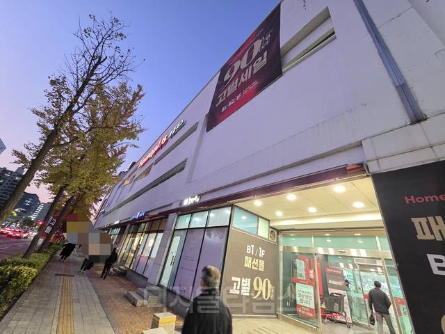 서울 강서구 홈플러스 가양점에 ‘고별세일’ 현수막이 걸려 있다. [사진= 김수연 기자]
