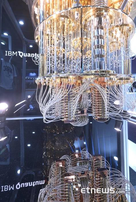 IBM이 전시에서 선보인 양자컴퓨터 퀀텀의 모습입니다. 핵심인 칩은 아래쪽에 붙어 있어 앉거나 자세를 숙여야 겨우 볼 수 있습니다. 양자컴퓨터는 전세계에서 연구하고 있지만 막대한 비용 문제로 빅테크 기업들이 주도하고 있습니다. AI와 함께 양자컴퓨터의 시대가 도래했습니다.  박지호기자 jihopress@etnews.com
