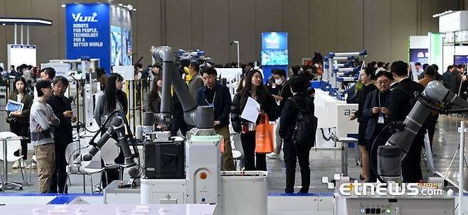 로보월드 2025가 5일 경기 고양시 킨텍스에서 열렸다. 올해로 20회를 맞은 이번 전시에는 피지컬AI에 대한 정부·민간 기업의 관심이 높아진 가운데 300여 국내 기업과 50여 개의 해외 기업이 참가해 역대 최대 규모로 열렸다. 전시장이 참관객으로 북적이고 있다.  이동근기자 foto@etnews.com