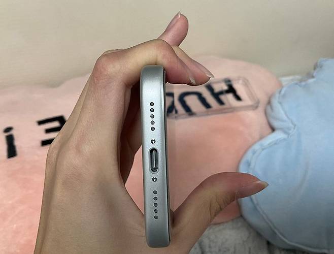 A씨가 아이폰 17 프로 케이스를 벗기다가 프레임이 휘어졌다며 지난 4일 네이버 아이폰 사용자 모임 ‘아사모’에 올린 사진 캡처