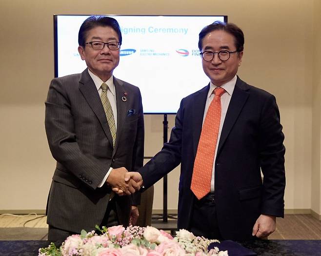 장덕현 삼성전기 사장(오른쪽)과 이와타 케이이치 스미토모화학 회장이 지난 4일 일본 도쿄에서 열린 글라스 코어 제조를 위한 합작법인 설립 업무협약식에서 기념촬영하고 있다. 삼성전기 제공