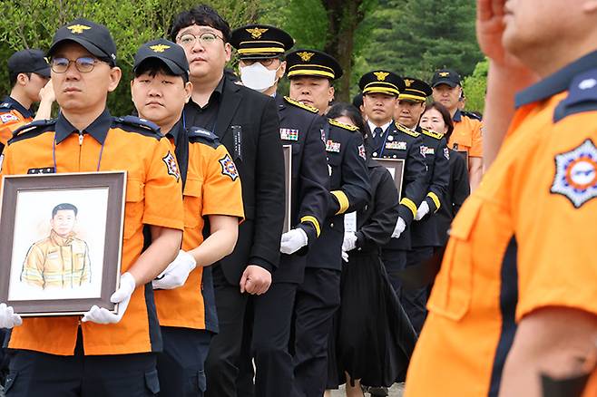 지난 4월 24일 오후 국립대전현충원에서 순직 소방공무원 9명의 합동 안장식이 진행되고 있다. (사진=저작권자(c) 연합뉴스, 무단 전재-재배포 금지)