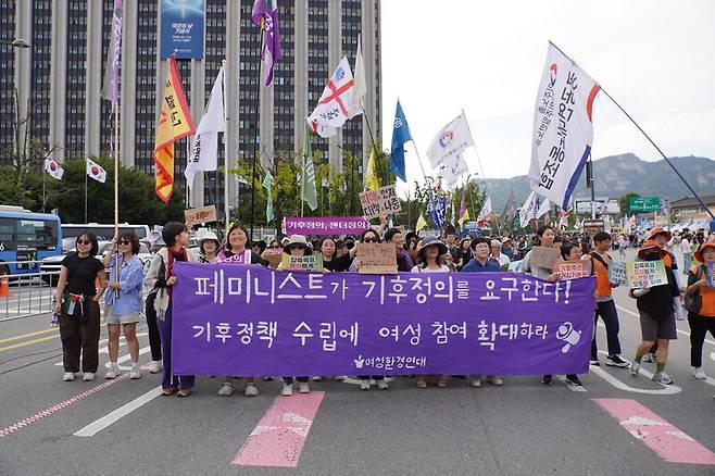 지난 9월 ‘9·27 기후정의행진’ 때 여성환경연대 펼침막을 든 참가자들 모습. 여성환경연대 제공