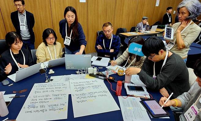 인간과 ‘비인간’ 주체들이 의회 구성원이 되어 법 개정 논의를 벌인 ‘사물의 의회’가 지난 1~2일 서울시 서울시청 서소문청사에서 진행됐다. 조직위 제공