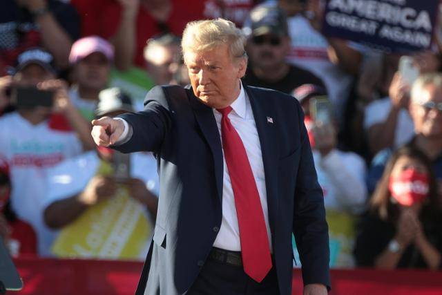 2020년 10월 애리조나주 피닉스에서 열린 미국 대통령 재선 캠페인 당시의 도널드 트럼프 현 대통령. 위키미디어 커먼스