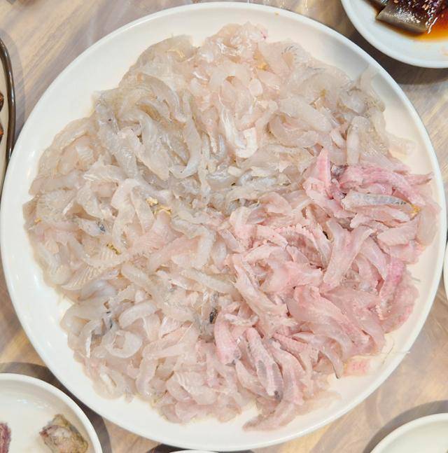 죽변항 인근 자연산 회 전문 횟집의 줄가자미(이시가리) 회. 오른쪽 선홍빛이 도는 회가 줄가자미 회다. 울진=이한호 기자