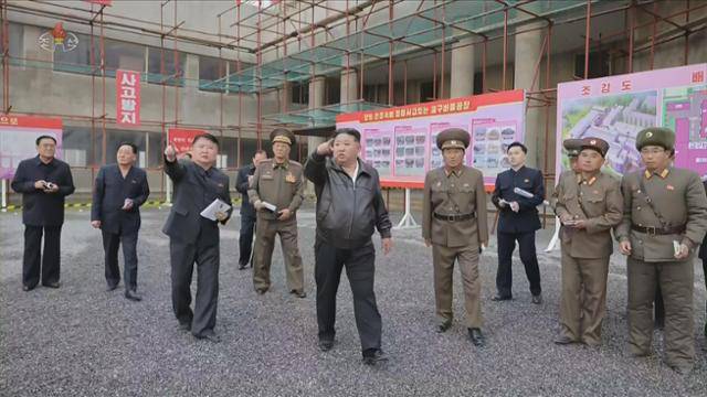 북한 조선중앙TV는 김정은 북한 국무위원장이 지난 4일 학용품공장과 교구비품공장 건설사업을 현지 지도했다고 5일 보도했다. 평양=조선중앙TV 캡쳐 뉴시스