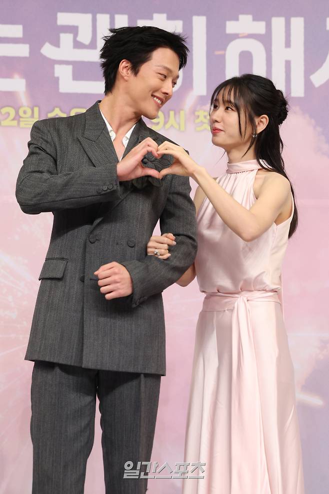 배우 안은진, 장기용이 5일 오후 서울 양천구 목동 SBS에서 열린 SBS 새 수목드라마 '키스는 괜히 해서!' 제작발표회에 참석해 포토타임을 갖고 있다. '키스는 괜히 해서!'는 생계를 위해 애엄마로 위장취업한 싱글녀와 그녀를 사랑하게 된 팀장님의 속앓이 로맨스. 오는 12일 밤 9시 첫 방송. 서병수 기자 qudtn@edaily.co.kr /2025.11.05/