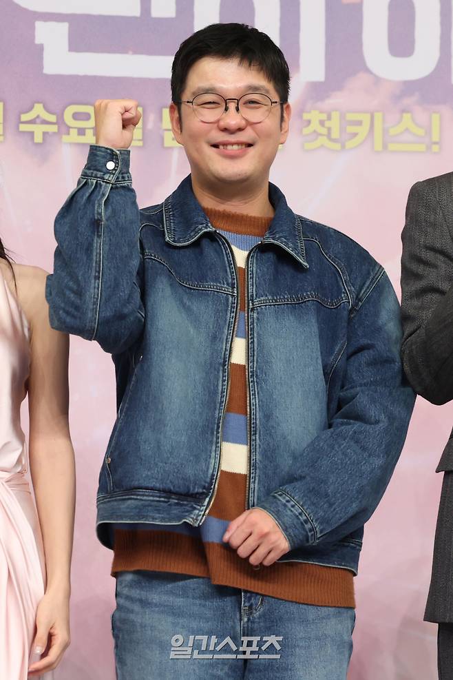 김재현 감독이 5일 오후 서울 양천구 목동 SBS에서 열린 SBS 새 수목드라마 '키스는 괜히 해서!' 제작발표회에 참석해 포토타임을 갖고 있다. '키스는 괜히 해서!'는 생계를 위해 애엄마로 위장취업한 싱글녀와 그녀를 사랑하게 된 팀장님의 속앓이 로맨스. 오는 12일 밤 9시 첫 방송. 서병수 기자 qudtn@edaily.co.kr /2025.11.05/