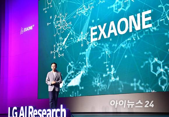 배경훈 부총리가 LG AI연구원장 시절인 2023년 서울 강서구 마곡 LG사이언스파크에서 열린 'LG AI 토크콘서트’에서 초대형 AI '엑사원 2.0’을 발표하는 모습.[사진=곽영래 기자]