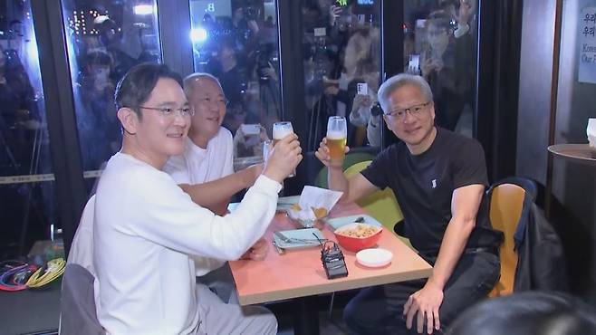 지난달 30일 젠슨 황 엔비디아 최고경영자와 이재용 삼성전자 회장, 정의선 현대자동차그룹 회장이 '치맥 회동'을 갖는 모습