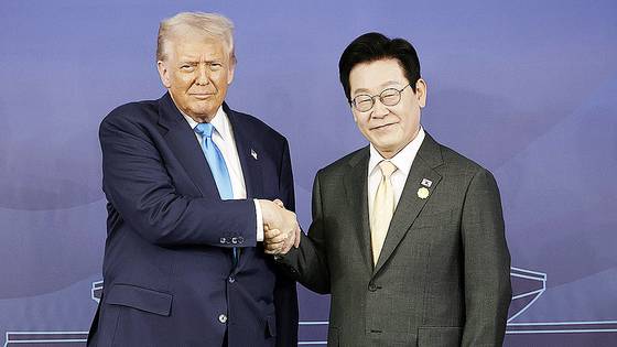 이재명 대통령(오른쪽)과 도널드 트럼프 미국 대통령이 29일 경북 경주박물관에서 가진 한ㆍ미 정상회담에서 만나 악수하고 있다. 대통령실사진기자단