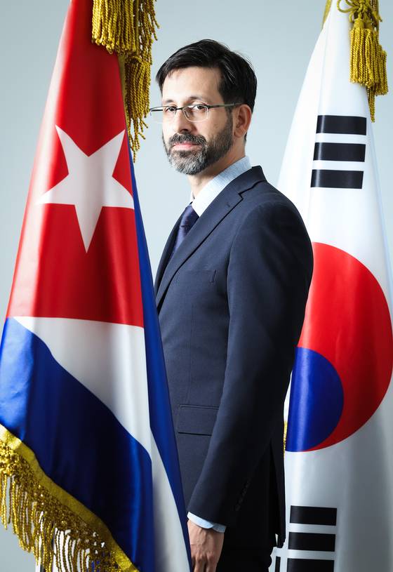 클라우디오 몬손 주한 쿠바 대사가 태극기와 반데라 데 라 에스트레야 솔리타리아(쿠바 국기·왼쪽) 사이에서 진지한 표정으로 서 있다. 쿠바는 지난해 2월 한국과 수교했고, 몬손 대사는 지난 1월 서울에 부임했다.  우상조 기자