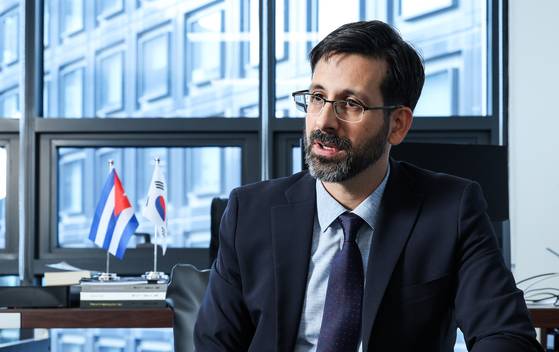 클라우디오 몬손 주한 쿠바 대사가 22일 서울 세종대로 쿠바 대사관에서 중앙일보와 인터뷰를 했다. 우상조 기자.