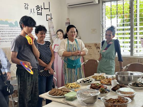 지난 6월 14일 쿠바 아바나 한인후손회관에서 열린 한식 클래스에 아르코르 회원들이 한식을 요리한 뒤 맛보고 있다. 주쿠바 한국 대사관