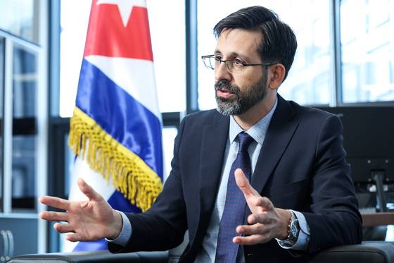 클라우디오 몬손 라울 바에사 주한 쿠바 대사가 쿠바 대사관에서 중앙일보와 인터뷰했다. 우상조 기자