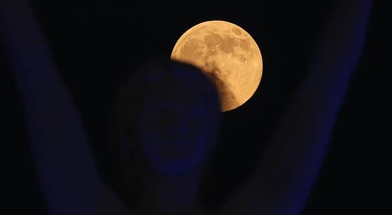 5일 경북 포항시 송도해수욕장 평화의여신상 위로 보름달이 떠오르고 있다.   이날 보름달은 2019년 이후 6년 만에 가장 크게 뜬 '슈퍼문'이다. 연합뉴스.